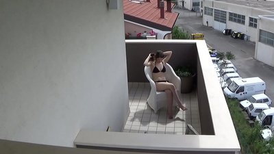 Espiando meu jovem companheiro de quarto masturbando-se na varanda